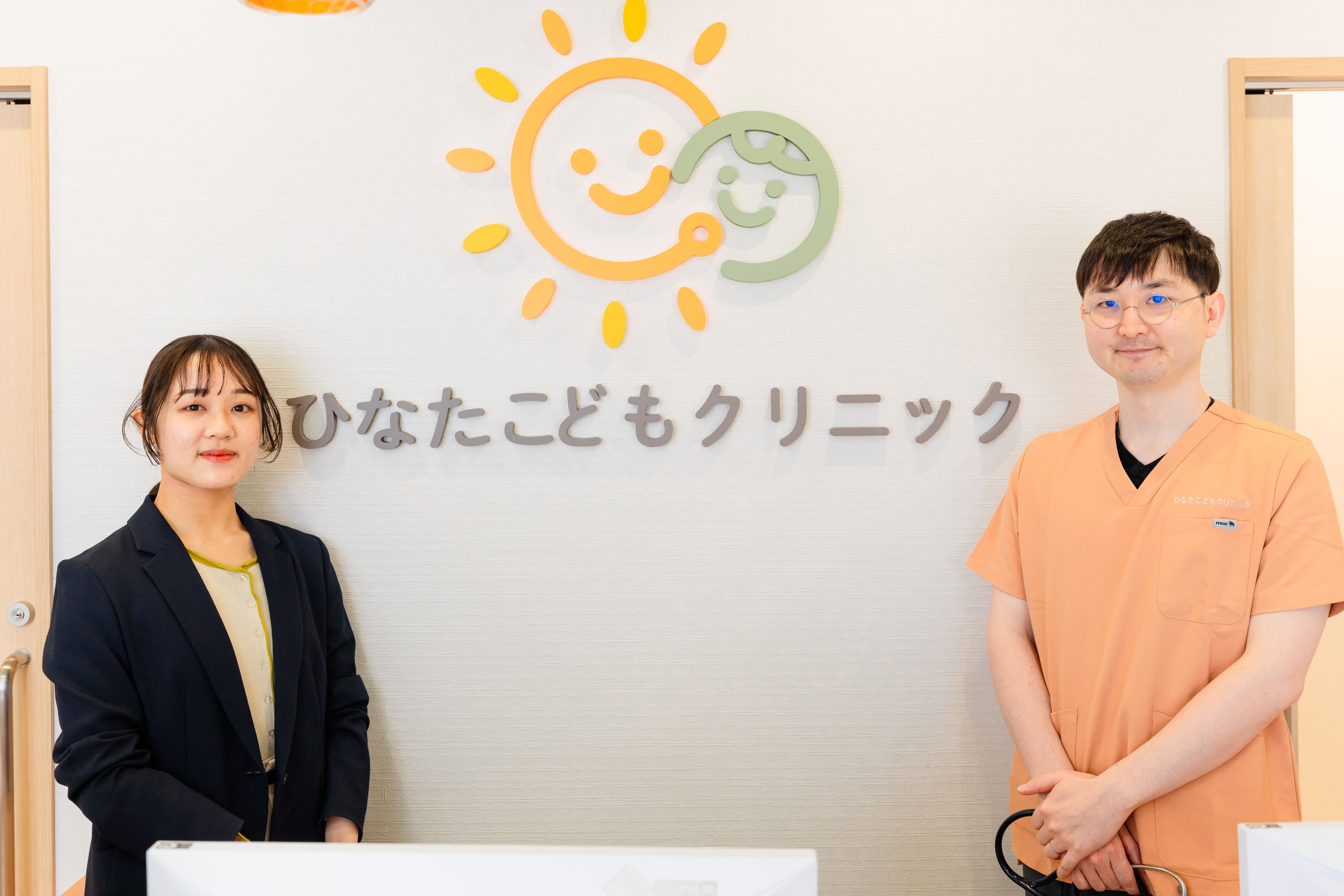 ひなたこどもクリニック 栁下康博院長とアットクリニック担当者