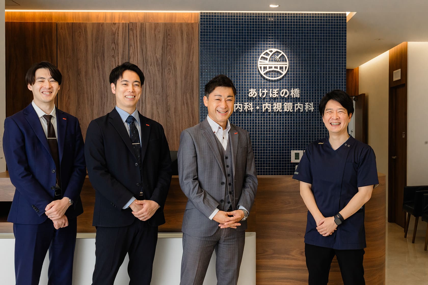 あけぼの橋内科・内視鏡内科 大久保恒希院長とアットクリニック担当者