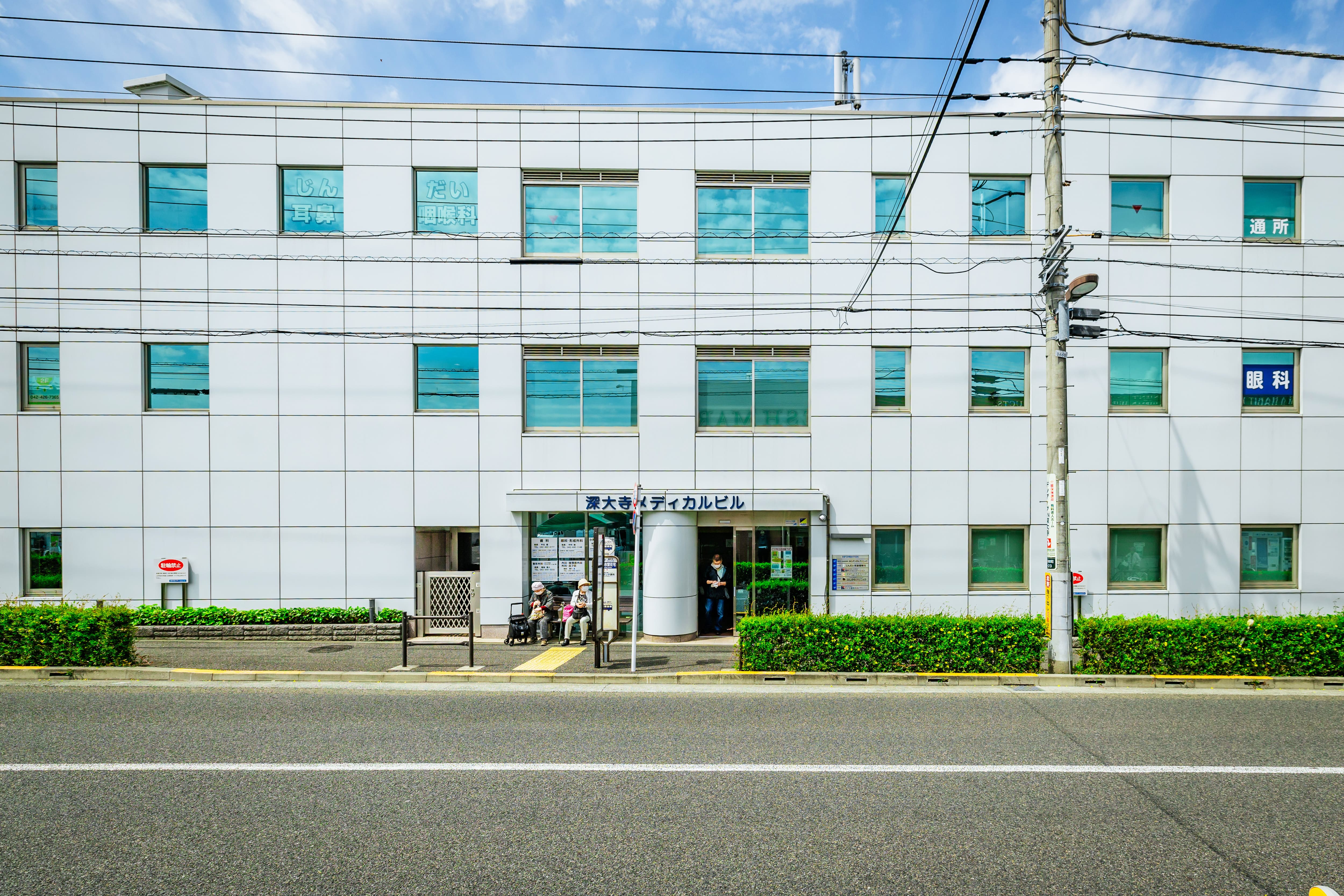 ひなたこどもクリニック バス停が目の前にある